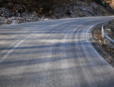 «Μαύρος πάγος»: Η παγίδα για οδηγούς και πεζούς στο χιόνι (βίντεο)